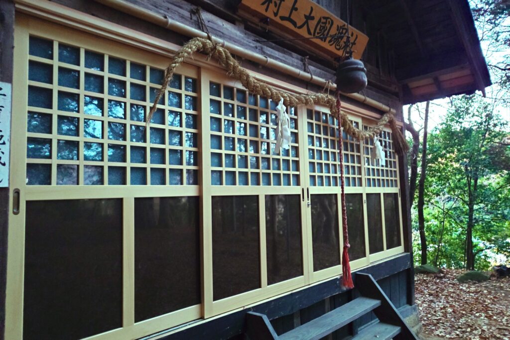 鴨居を入れ替え敷居を削り割れない木製格子戸を納める